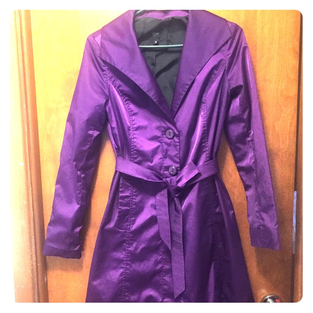 Stunning knee-length spring coat